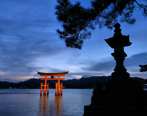 sunset sea japan shrine hiroshima miyajima lantern shinto inland torii toro itsukushima seto 宮島 厳島 naikai