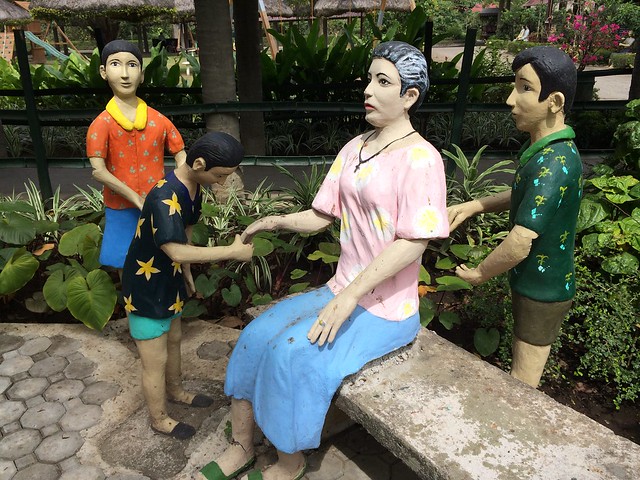Mano Filipino tradition statue