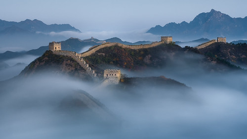 chengdeshi hebeisheng china cn jinshanling greatwall fog clouds mystic mountains wall beijing asia travel sunrise bluehour morning