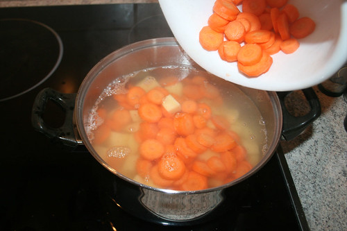 31 - Kartoffeln & Möhren kochen / Cook potatoes & carrots