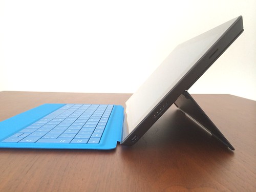 Surface Pro 2 - キックスタンドを 2段階目まで開いたところ
