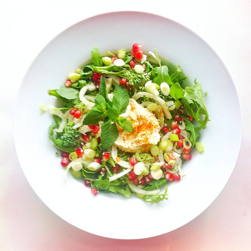 Fennel week, recipe 2: pomegranate, raw broccoli, raw fennel, rocket (arugula), mint, sesame seeds, hot hummus cream (extra Virgin olive oil, lemon juice, hummus, smoked paprika) #salad #salads #saladjam #saladlunch #saladpride #health #healthy #healthydi