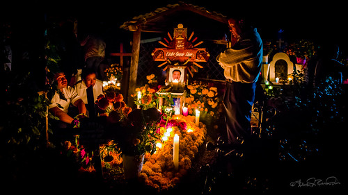 cemetery mexico oaxaca diademuertos candels ofrenda sdosremedios huajuapan size1x2 ©stevendosremedios