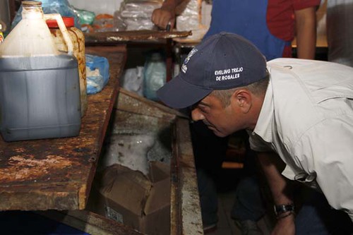 inspeccion de la dirección de ambiente de la alcaldia de maracaibo en los puestos de comida rápida de Indio Mara