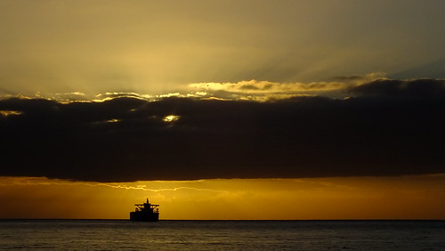 sunset sea sun sol clouds atardecer mar barco ship fuji finepix nubes rays rayos hs25exr