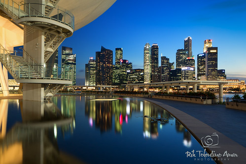 longexposure water architecture stairs reflections twilight singapore cityscape patterns stairwell marinabaysands canoneos5dmarkiii canontse24mmf35lii artssciencemuseum canongpsreceivergpe2