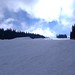 Skoky na snowparku v horní části černé sjezdovky