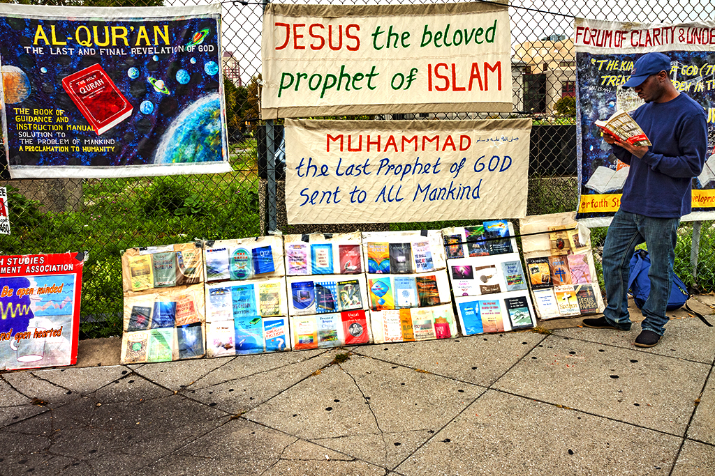 Muslim-display-at-Broad-and-Washington-on-10-16-13--Washington-Avenue-2