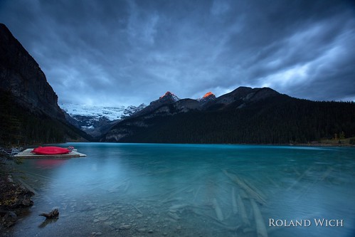 north america kanada canada alberta banff lake louise morning sunrise long exposure clouds boats