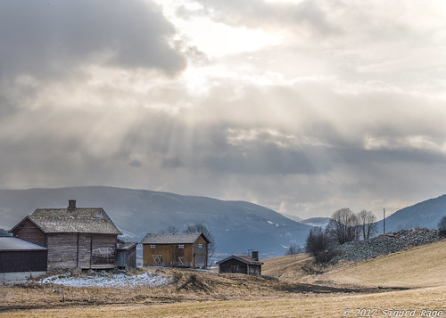 farm gudbrandsdalen gunstadøvre landscape norge norway ringebu spring sunrays traditional valley oppland no