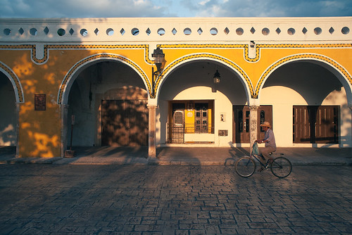 sunset man bicycle architecture square mexico cycling colonial yucatan spanish northamerica colonnade izamal canoneos5d plazaprincipal primelens yellowcity canonef28mmf28 laciudadamarilla