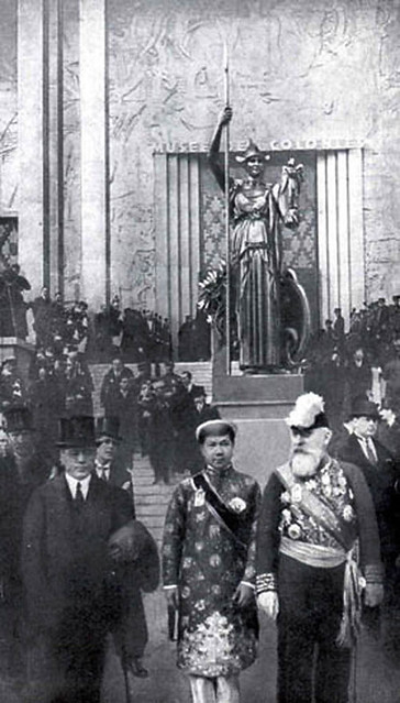 Nhà vua trẻ Bảo Đại, tháp tùng bởi Toàn quyền Pasquier trong ngày khai mạc Hội chợ Thuộc địa Paris 1931
