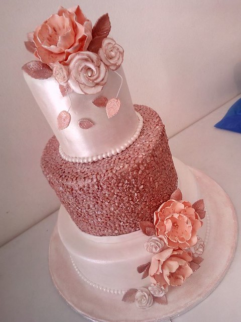 Rosey Rosegold Cake by Rukia Mia Gallant of R&A Decorating & Baking u happy