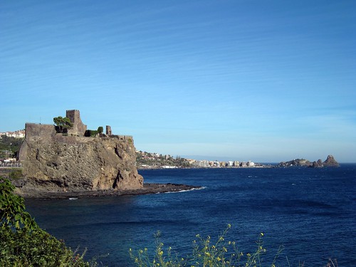 mare blu azzurro castello catania sicilia ciclope isole acicastello scoglio faraglione volate tafme molovate