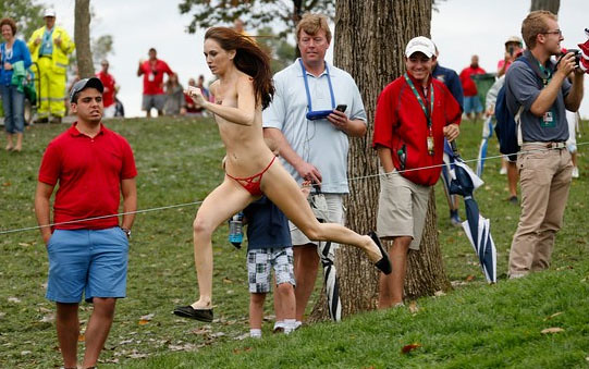 Corrió semidesnuda en la Copa Presidentes de golf