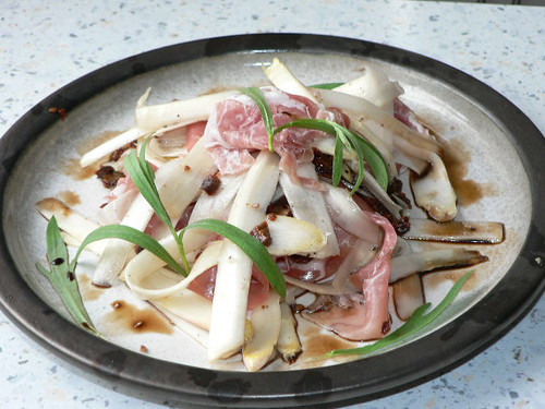 Salat mit weißem Spargel und Parmaschinken