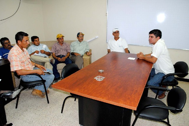 Alcalde dialoga con dirigentes de San Juan del Búa