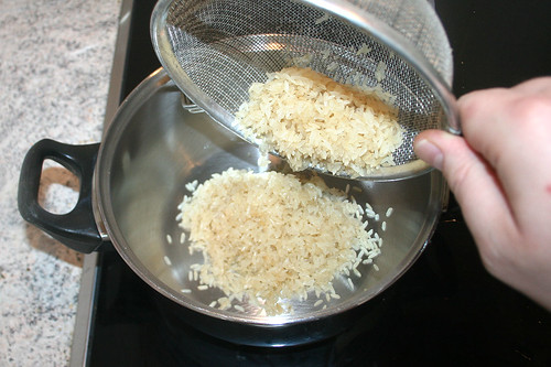 47 - Reis in Topf geben / Put rice in pot