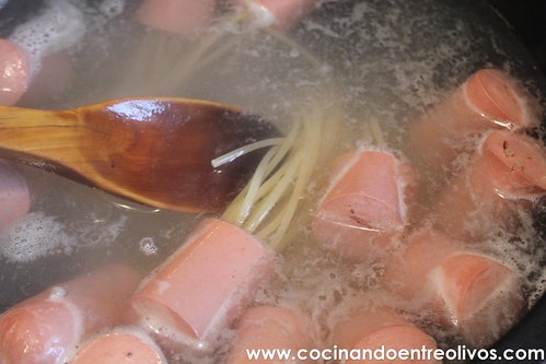 Medusas o Pulpos de espaguetis con salchichas www.cocinandoentreolivos.com (10)