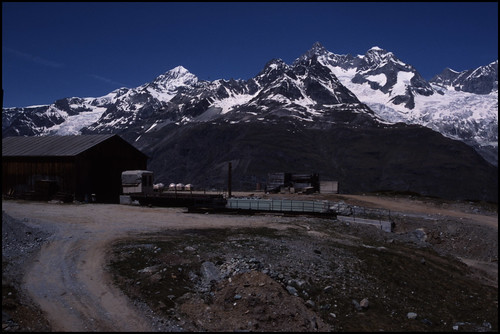 natuurverschijnsel boerderij weide bergen zwitserland land analoog boerderijmolenbedrijf snow switzerland zermatt wallis