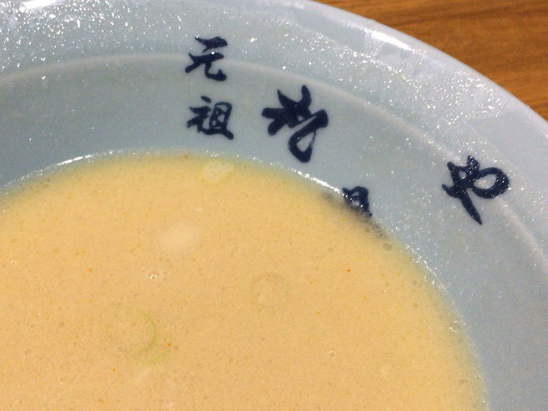 西新橋元祖札幌や味噌バターゆで玉子ラーメンのスープ