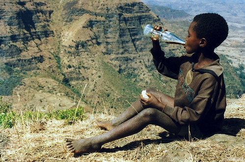 coke cocacola ethiopia refreshment drinkcocacola cocacolabottle farmerboy etiopien ethiopianboy förfriskning