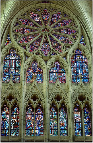 france cathédrale rosace gothique nord picardie soissons verrière aisne saintgervaisetsaintprotais transeptcroisillon