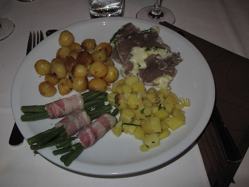 Rinderbraten, Kartoffelbeilagen und Bohnen-Speck-Röllchen (vom abendlichen Buffet bei einer Tagung in Paderborn)