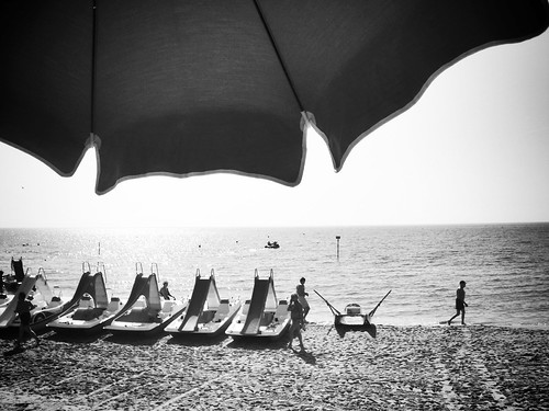 sea summer italy sun white black beach umbrella vintage blackwhite seaside sand europe shoreline shore sunbeam oars pedalò pattino lignanopineta newsprintfilter