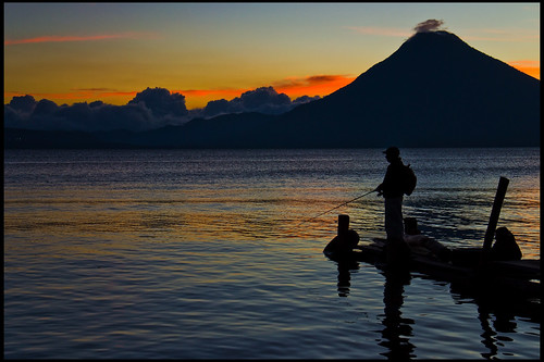 sunset sun lake water america mesoamerica lago atardecer fisherman agua maya dusk guatemala central atitlan mayan pescador panajachel centroamerica solola
