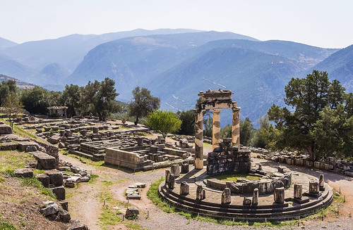 grecia greece delphi delfos parnassus parnaso monte mountain montañas range athenea atenea pronaia temple tholos circular sanctuary santuario