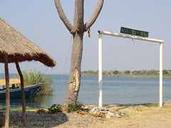Zambia. Lago Tanganika. Embarcadero del Lodge Ndola Bay, en la orilla oeste del lago