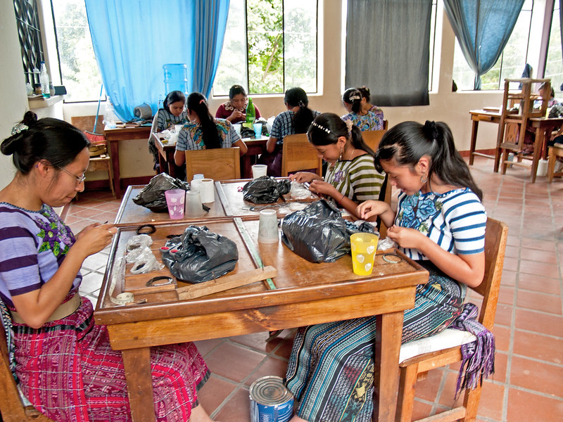 Young women working, Guatemala - Photo credit: majunznk