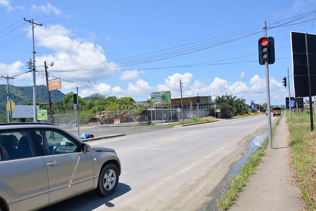 Instalan nuevos semáforos en el sitio San Andrés, Chone