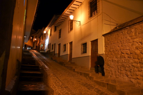 perúcusco cuzco noche night street calle up subida cuesta walker caminante alone solo loneliness light luz sombra shadow hombre man