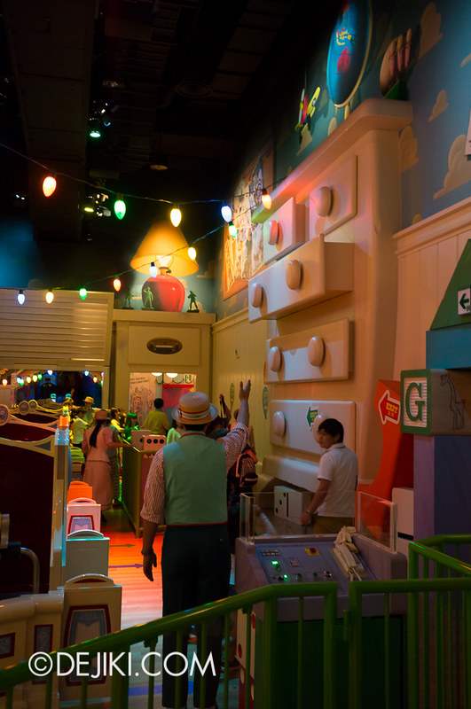 Toy Story Mania - Loading Area