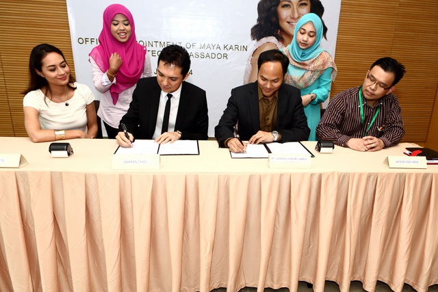 Mgtc Img 1 Ahmad Hadri And Darren Choy Signing The 2-Year Partnership, Witnessed By Maya Karin And Woon Foo Wen, Cfo Of Greentech Malaysia