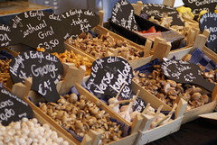 Knoflook en paddenstoelen in een marktkraam