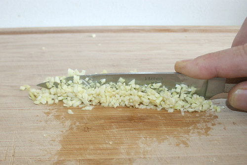 20 - Knoblauch zerkleinern / Chop garlic