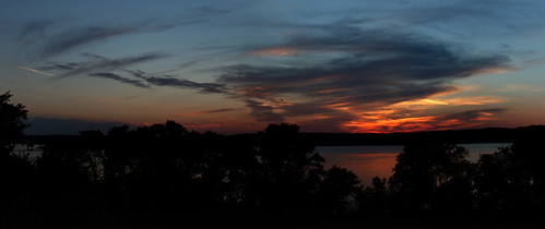 sunset red sky reflection yellow clouds southdakota silhouettes chamberlainsd lakefranciscase