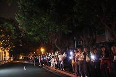 民眾高舉手機燭光，點亮信義路。洪郁婷攝影。