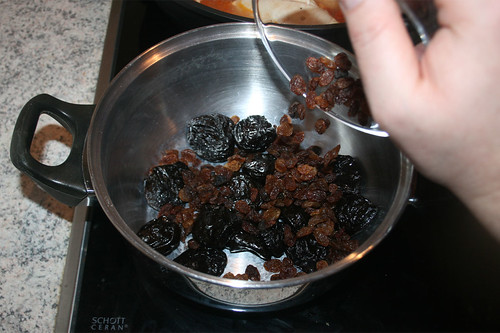 32 - Pflaumen und Rosinen in Topf geben / Put plums & raisins in pot