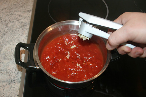 12 - Knoblauch dazu pressen / Add garlic