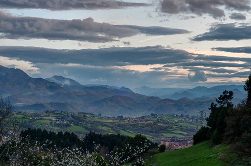 asturias oviedo naranco lejanía atardecer ocaso paisaje montes montañas árboles prados naturaleza nubes cielo