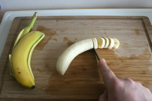 15 - Banane in Scheiben schneiden / Cut banane in slices