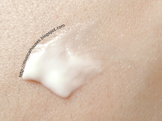 Apivita 24 Hour Moisturizing Cream for Normal Dry Skin Swatch