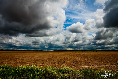 sky españa storm field clouds landscape spain paisaje cielo nubes tormenta agriculture león agricultura villaornate