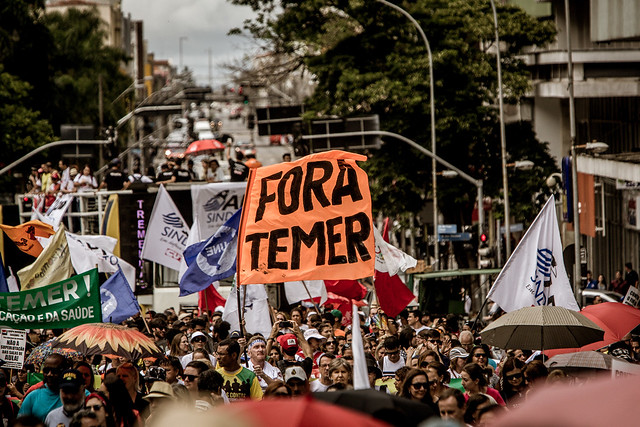 Milhares de paranaenses aderem à greve geral do dia 28 de abril