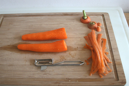26 - Möhren schälen / Peel carrots