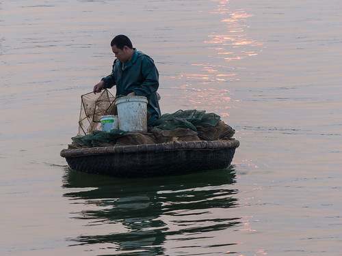 sunrise river fisherman seasia vietnam coracle donghoi